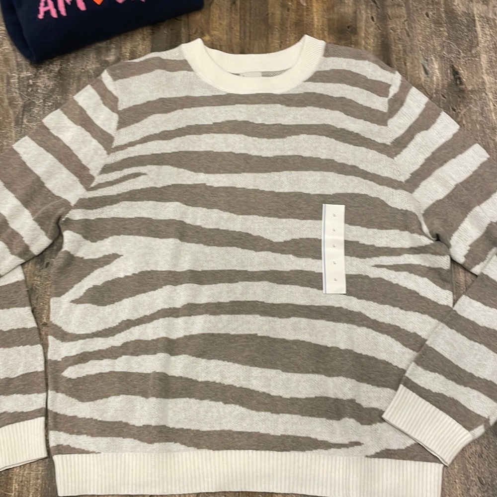 Cute animal print sweater!🤩